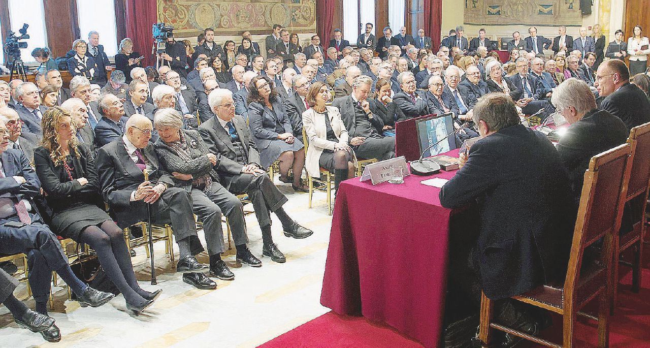 Platea di pesi massimi - In prima fila, Sergio Mattarella, e due posti accanto, Giorgio Napolitano, poi Marianna Madia. Dall’altra parte, Laura Boldrini - Ansa Tutti in prima fila contro Matteo
