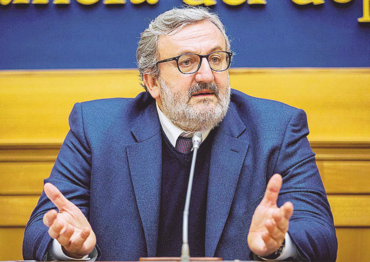 A furor di Puglia - Michele Emiliano - LaPresse “Danno la caccia a me, ma io difendo il mare”