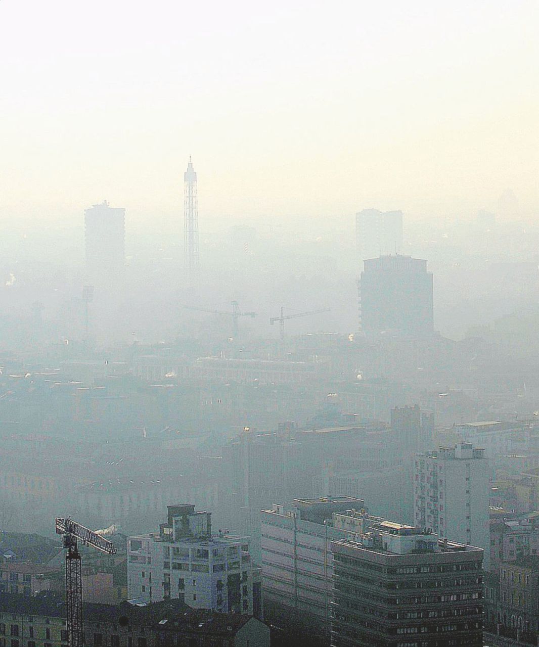 L’Italia sotto la cappa di smog. Nella foto Milano - Ansa Auto diesel, il gip: “L’Italia calpesta il diritto alla salute”