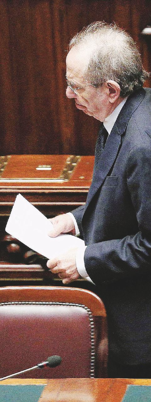 Il ministro dell’Economia Pier Carlo Padoan e, a seguire, la commissaria Ue alla Concorrenza, Margrethe Vestager - Ansa Indennizzi, Etruria, Cdp e Mps Il “kamasutra Padoan” con l’Ue