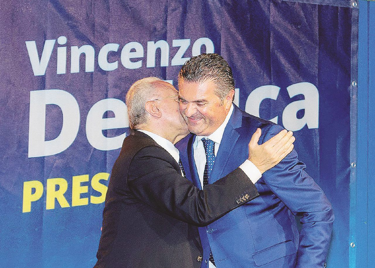 Franco Alfieri, sindaco di Agropoli, con il governatore campano, Vincenzo De Luca - Facebook Tutte le Quarto del Pd campano