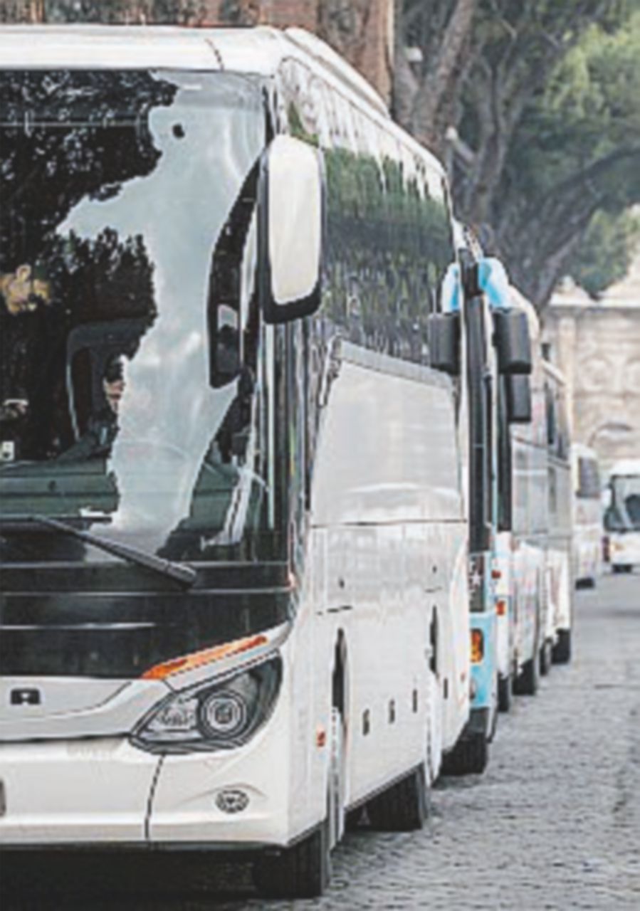Fanno scendere i ragazzi dal pullman e l’autista si schianta Fanno scendere i ragazzi dal pullman e l’autista si schianta