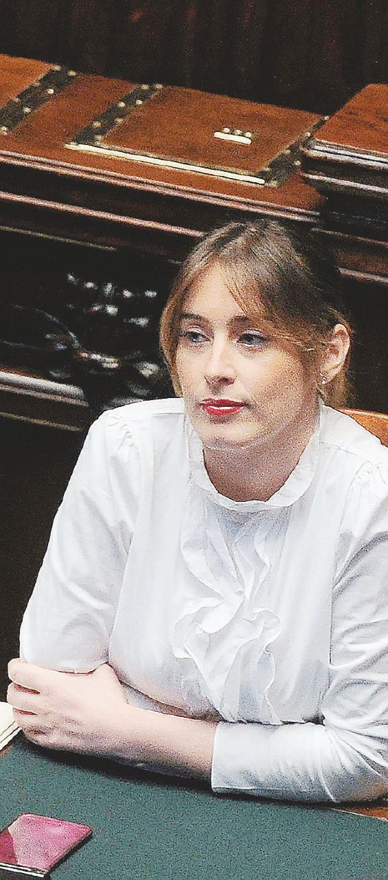 Boschi sotto assedio: i fischi, l’incubo Cancellieri e i veleni Pd Boschi sotto assedio: i fischi, l’incubo Cancellieri e i veleni Pd
