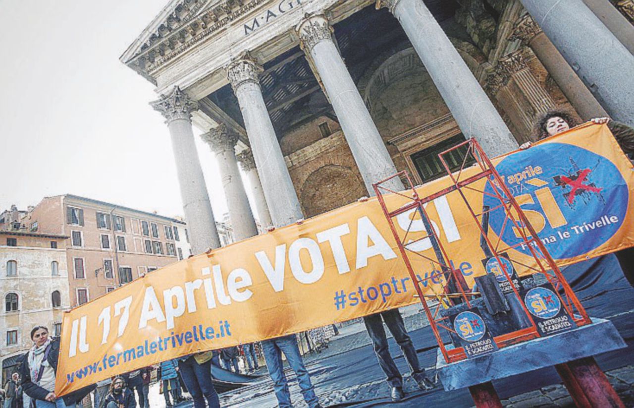 Verso il 17 aprile - Dagli striscioni sulle scogliere alle manifestazioni di piazza: la mobilitazione per il referendum sulle trivelle - Ansa Rai, cinque ore in un mese. Il bavaglio tv alle trivelle
