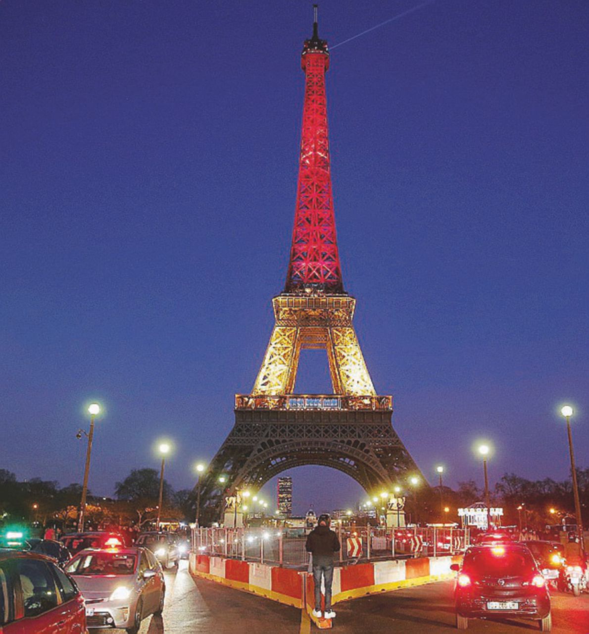 La Tour Eiffel con i colori del Belgio dopo la strage e il sindaco Anne Hidalgo - Ansa/LaPresse Il sindaco Hidalgo e la strage di serie B