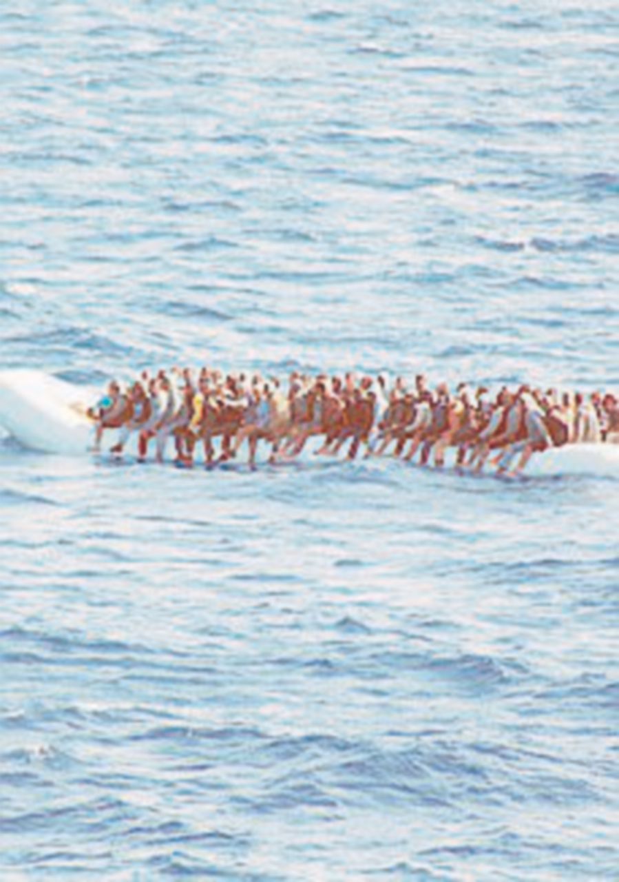 La Guardia costiera salva 752 migranti al largo della Sicilia La Guardia costiera salva 752 migranti al largo della Sicilia