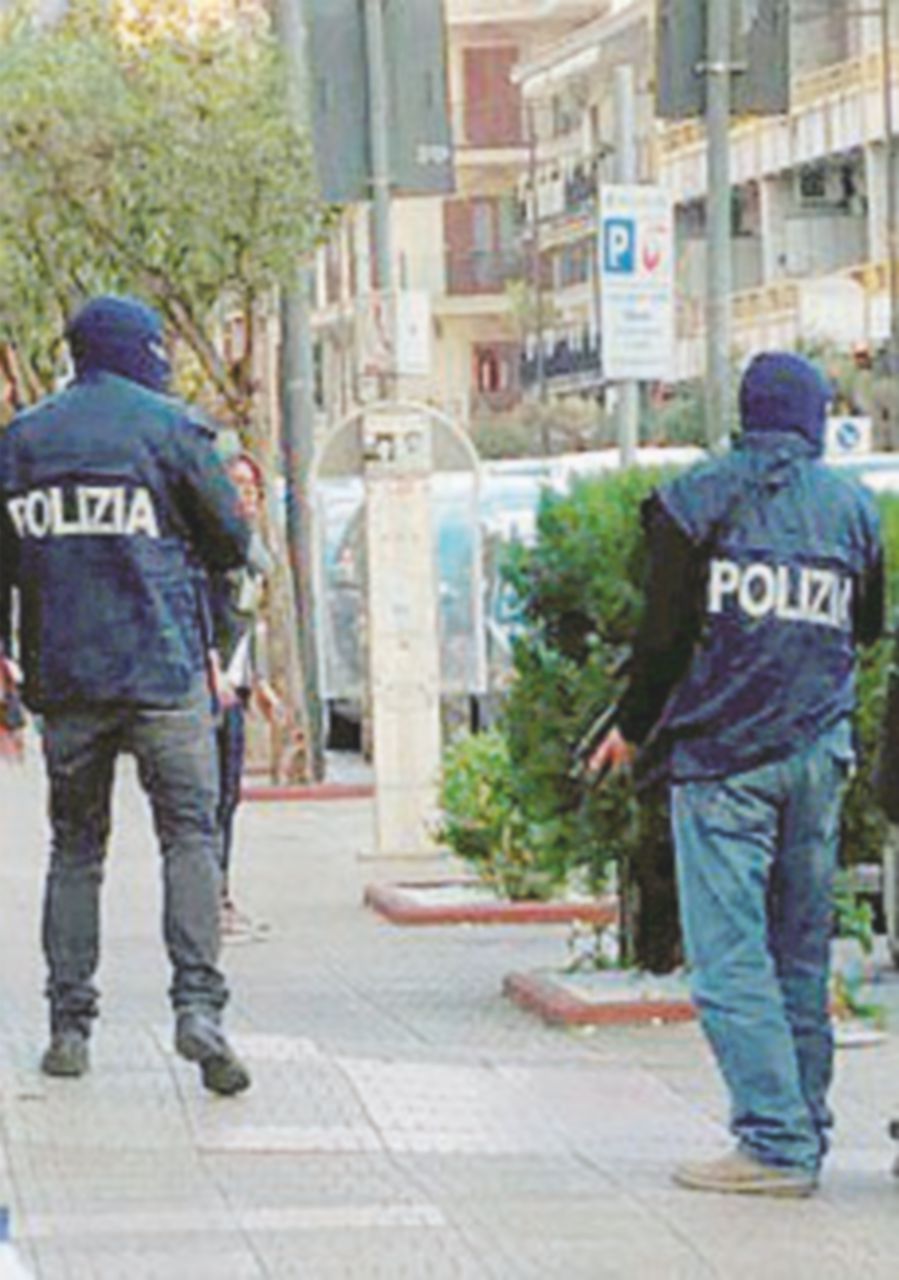 Finti poliziotti fanno rapine a mano armata nel suk di Milano Finti poliziotti fanno rapine a mano armata nel suk di Milano