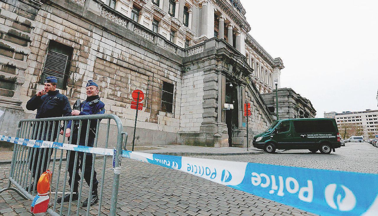 Blindati - Palazzi istituzionali di Bruxelles sotto protezione La “fiction” jihadista: far saltare tutta Bruxelles