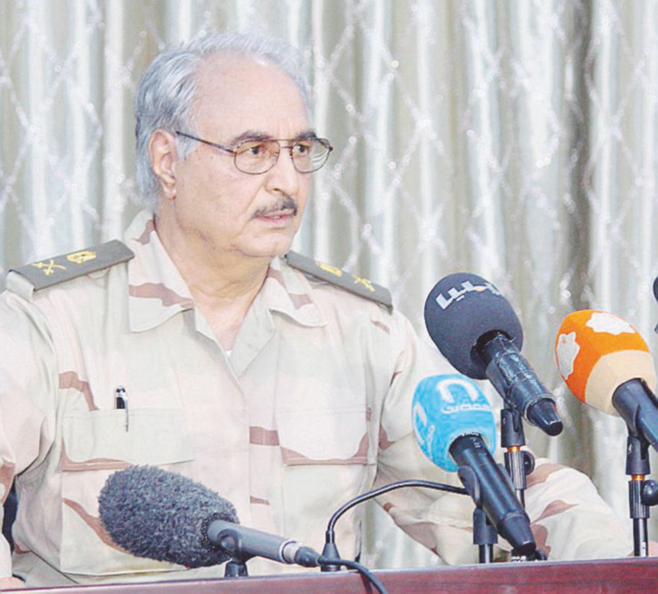 L’uomo forte - Khalifa Haftar, ex generale di Gheddafi, tornato dagli Usa guida le truppe di Tobruk in Cirenaica - Ansa Ostaggi del generale teleguidato dal Cairo
