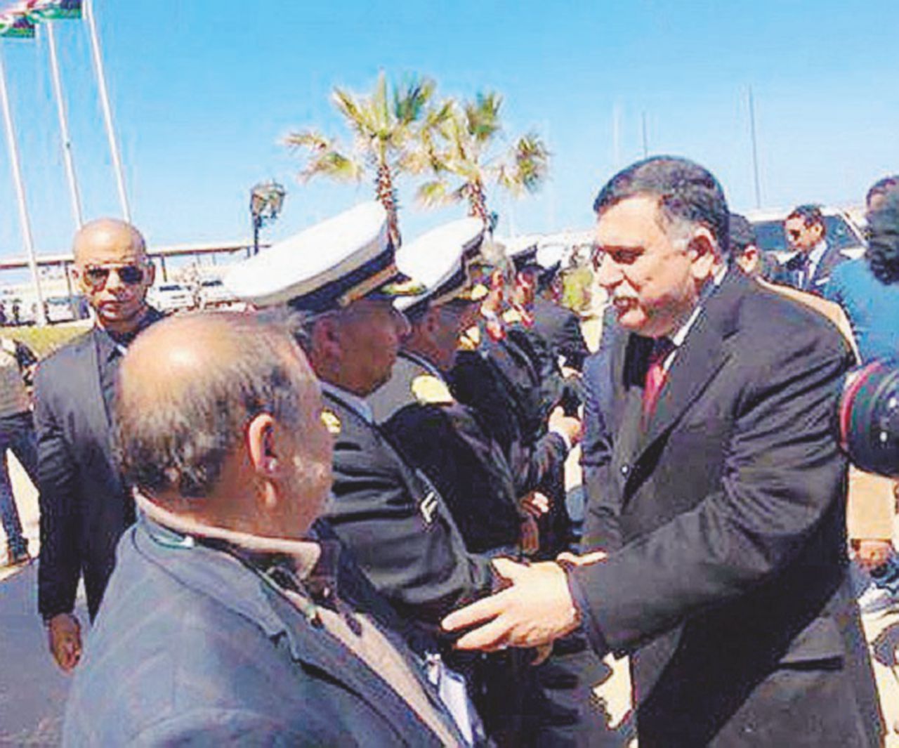 - Serraj nella piazza dei Martiri a Tripoli - Ansa Il premier sbarca e a Tripoli si accende lo scontro tra fazioni
