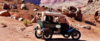 Copertina di Il giro del mondo su una Ford T vecchia di cent’anni, ecco la sfida di due pensionati olandesi – FOTO e VIDEO