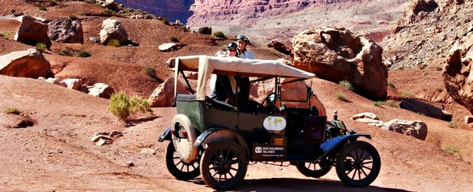 Copertina di Il giro del mondo su una Ford T vecchia di cent’anni, ecco la sfida di due pensionati olandesi – FOTO e VIDEO