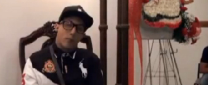 Copertina di Funeral party: parenti mettono il defunto sulla sedia e a fumare