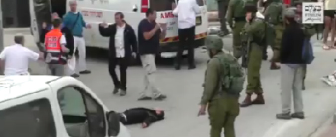 Copertina di Hebron, video choc: soldato israeliano spara in testa all’accoltellatore palestinese ferito a terra