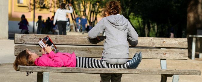 Copertina di Scuola, la preside contro la ricreazione “flessibile”. Genitori e docenti: “No, stimola autonomia bimbi”