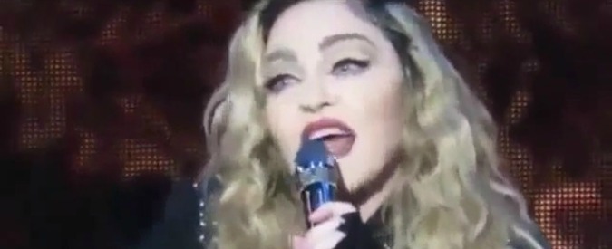 Madonna, nuovo show durante il concerto di Melbourne: “Per piacere, qualcuno mi scopi”