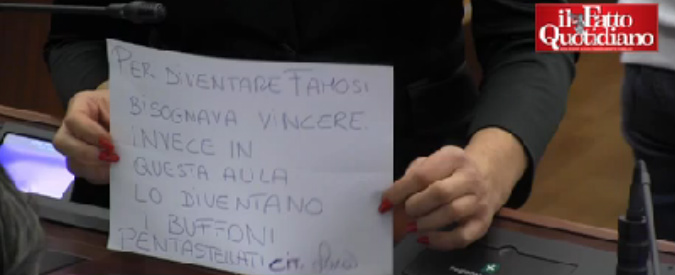 Copertina di Maroni, dibattito su sfiducia: tra chi sceglie abiti online e chi scrive pizzini offensivi