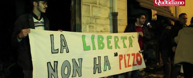 Reggio Calabria, sit-in per l’imprenditore antiracket. Prefetto: “Nuovo negozio sorvegliato dall’esercito”