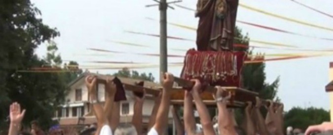 Processione con inchino ai mafiosi: il prete si ribella ma non fa notizia