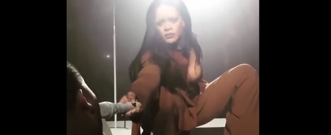 Rihanna, la reazione stupita della popstar al fan che ha una voce pazzesca