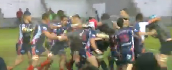 Copertina di Rugby, botte da orbi in campo: scazzottata epica tra marina militare francese e inglese