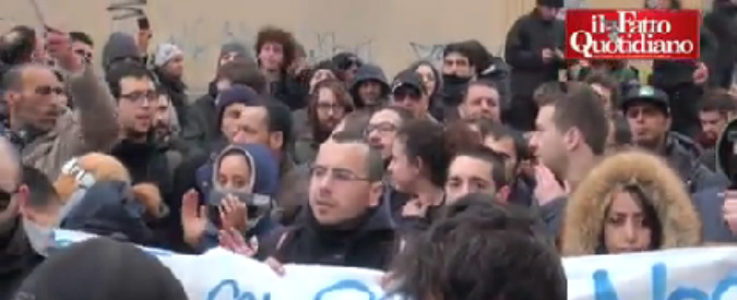 Copertina di Bologna, collettivi di occupanti contestano Salvini: “Vattene”. Lui: “Covi di teppisti”