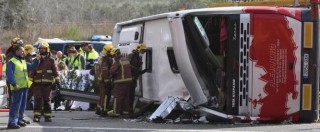Spagna, incidente a bus di studenti Erasmus in Catalogna: morte 13 ragazze. Farnesina: “Fino a 7 vittime italiane”