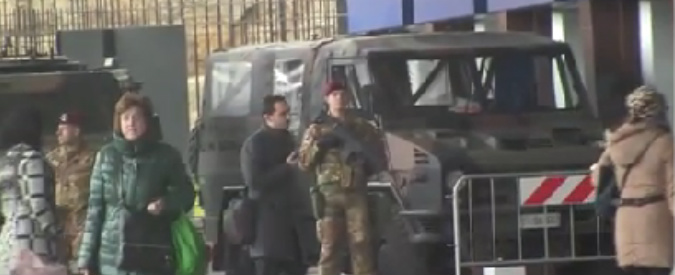 Copertina di Stazione Termini a Roma, forze dell’ordine: “Mille militari come possono fermare un kamikaze? E’ guerra impari”