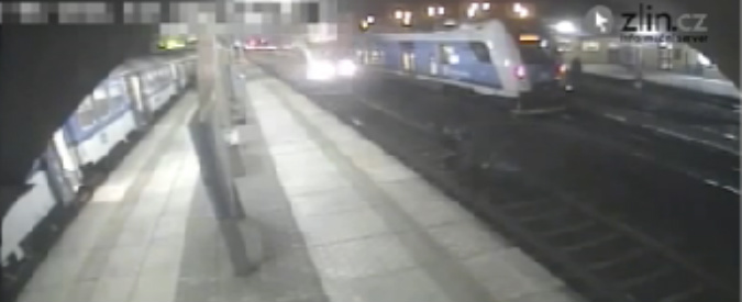 Copertina di Folle attraversamento sui binari: lo spostamento d’aria travolge i due ragazzi. E li salva