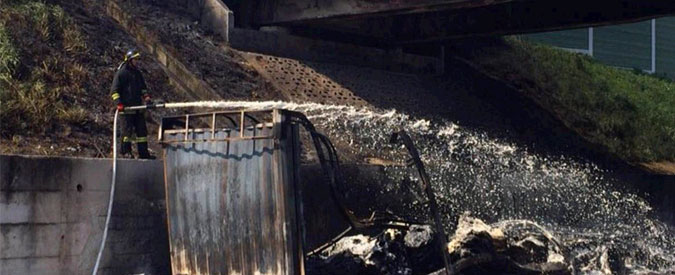 Copertina di A1, tir in fiamme sotto viadotto, 6 chilometri di coda. “Struttura deformata, rischio crollo”