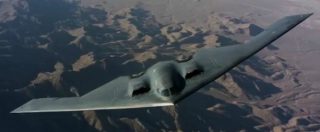Copertina di B2 Spirit, l’aereo invisibile ripreso in volo: le rare immagini del bombardiere che sfugge ai radar