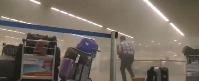 Copertina di Attentati Bruxelles, istanti successivi all’esplosione in aeroporto: fumo, urla e passeggeri in fuga