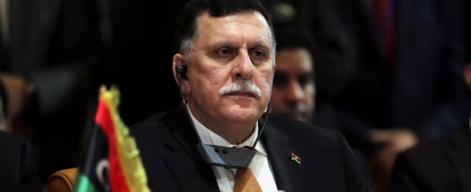 Libia, l’Occidente piazza il suo premier Al Sarraj a Tripoli. Islamisti fanno appello a milizie: “Combattetelo”. Spari in strada