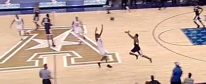 Copertina di Basket da infarto, il risultato si ribalta 2 volte in 2 secondi. Ecco l’ultimo incredibile tiro