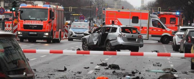 Copertina di Berlino, bomba esplode su un’auto: morto conducente. Sindaco: “Non è atto terroristico” (FOTO E VIDEO)