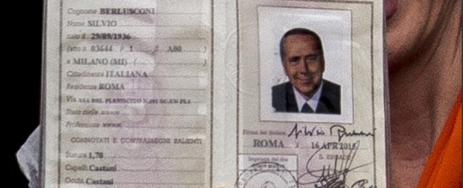 Silvio Berlusconi, la carta d’identità: altezza 1,70 e capelli castani. Incognita sulla professione