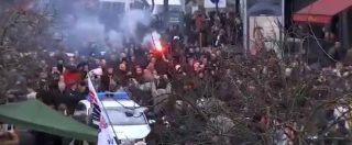 Copertina di Bruxelles, hooligan di estrema destra in piazza: urla, fumogeni e idranti della polizia