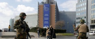 Copertina di Attentati Bruxelles, racconto dal Parlamento Ue blindato. Dentro onorevoli e staff davanti alle tv, fuori l’esercito