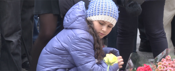 Copertina di Attentati Bruxelles, cittadini sfidano il terrore: “Continueremo a uscire”