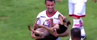 Copertina di Brasile, un cane fa invasione di campo e ferma la partita: calciatore lo prende in braccio