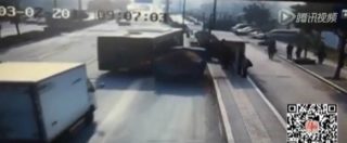 Copertina di Cina, autobus fa manovra sbagliata e camion travolge persone alla fermata: un morto