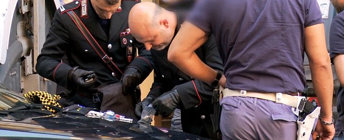 Copertina di Servizio Pubblico, l’eroina a Tor Pignattara. La Roma che inizia a farsi al mattino