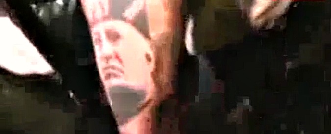 Copertina di Roma, Meloni e il fascista col tatuaggio di Mussolini: “Faccio parte del suo staff”