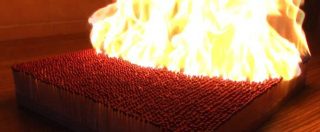 Copertina di Ecco il domino di fuoco: una spettacolare reazione a catena che infiamma il web