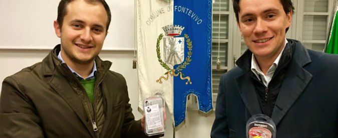 Copertina di 8 marzo, il sindaco Lega Nord invece della mimosa regala spray al peperoncino alle maggiorenni