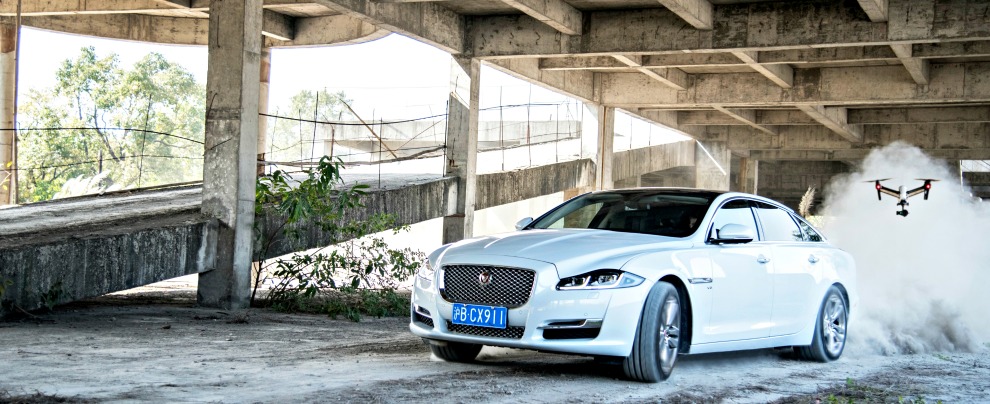 Copertina di Jaguar XJ, si diverte a giocare al gatto e al topo col drone – FOTO e VIDEO