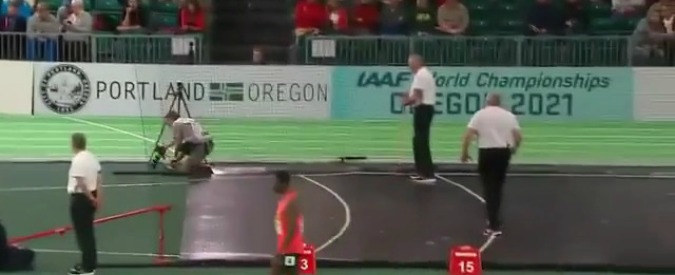 Copertina di Mondiali indoor, atleta americana lancia il peso e colpisce in pieno un fotografo