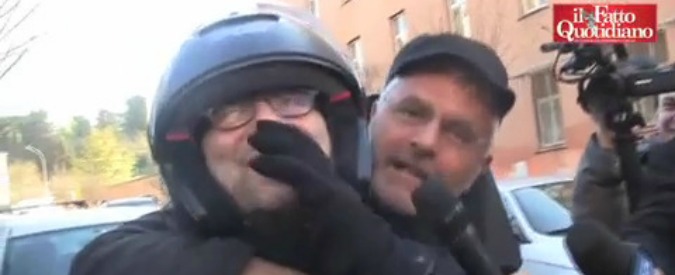 Copertina di Primarie Roma, Giachetti (Pd) vota nel ‘circolo dei ribelli’. Poi scappa in moto con la Iena Lucci