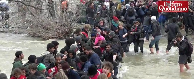 Copertina di Migranti, nuova frontiera dei disperati: assalto al fiume per andare in Macedonia