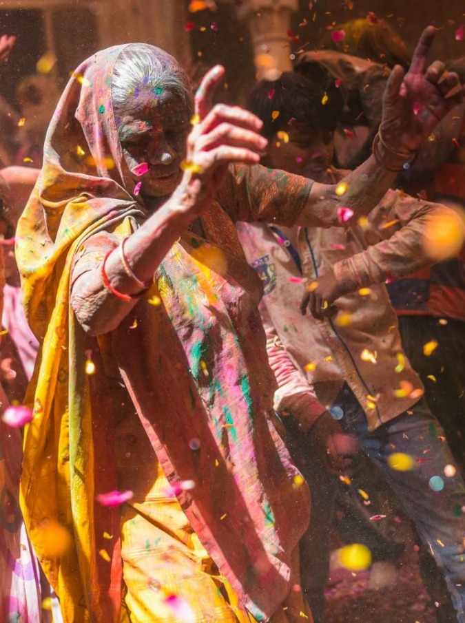 India, l’esplosione di colori dell’Holi Festival. Canti e balli per l’inizio della primavera (FOTO)